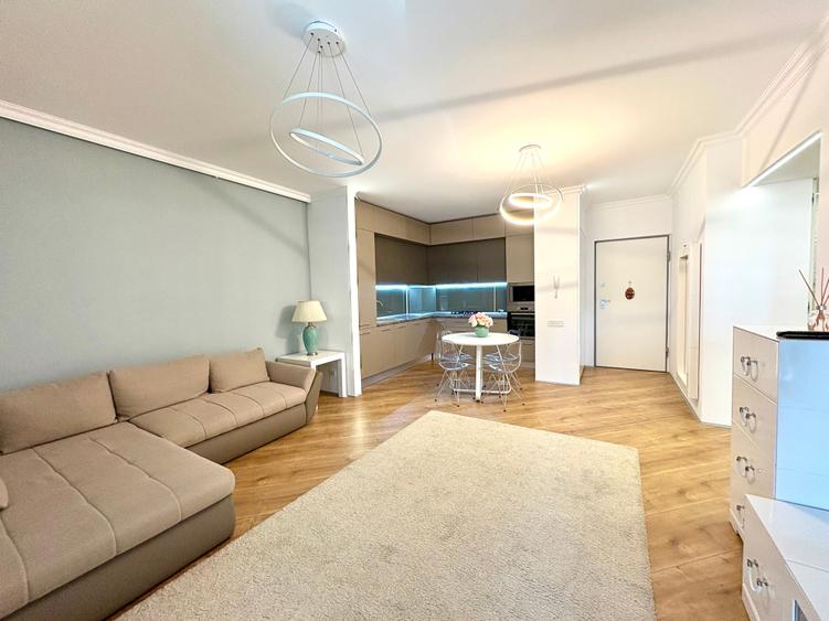 Apartament cu 3 camere semidecomandat, mobilat în Pipera