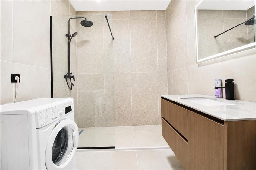 Apartament cu 2 camere semidecomandat, mobilat în Florești