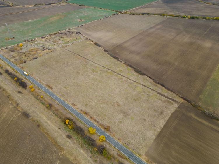 Teren agricol extravilan de 22500 mp, în Est