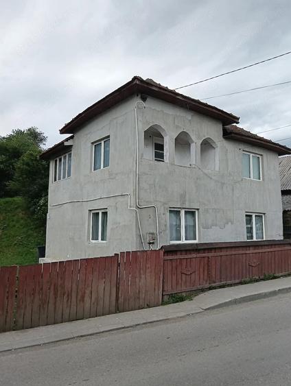 Casă cu Teren 1200 Mp în Central