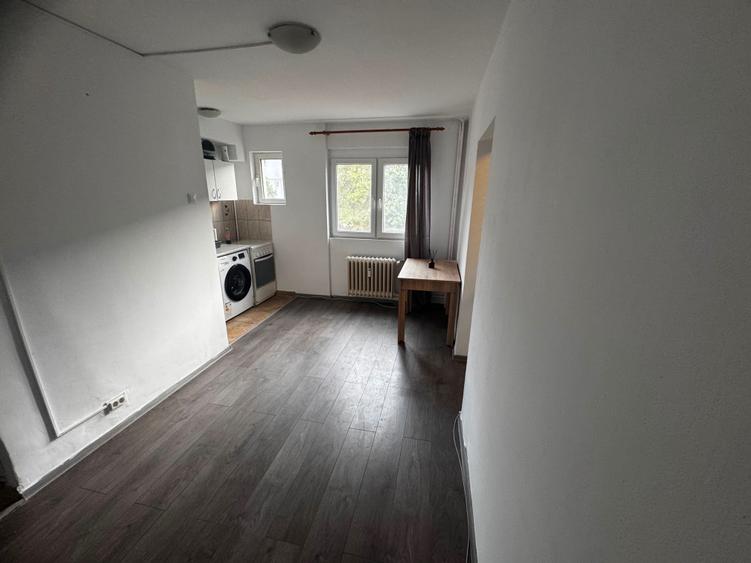 Apartament cu 2 camere nedecomandat în Podu Roș