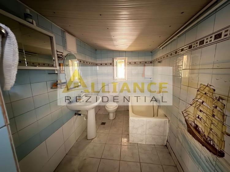 Casă individuală cu 14 camere cu Canalizare în Cățelu