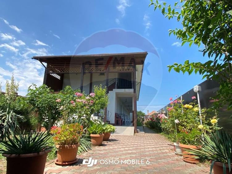 Casă individuală cu 9 camere cu Teren 480 Mp în Sud