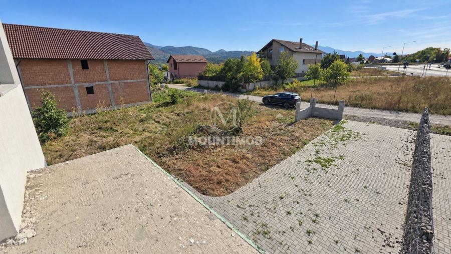 Duplex cu 3 camere cu Canalizare în Cristian