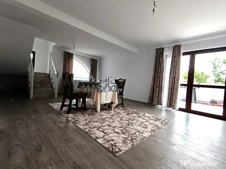 Casă cu 6 camere cu Teren 1000 Mp în Șcheia