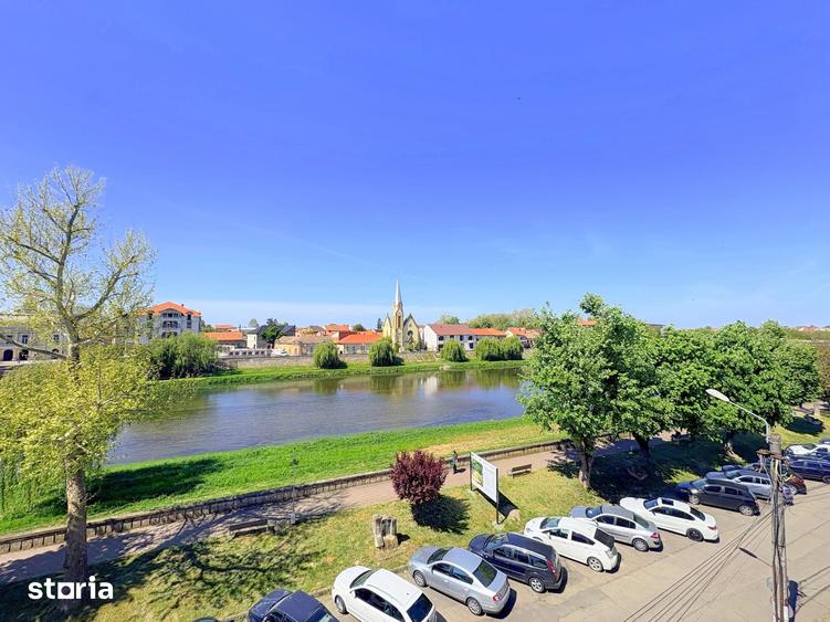 Apartament cu 4 camere, mobilat în Central