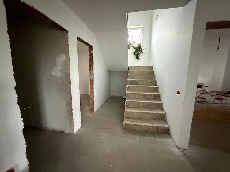 Casă individuală cu 7 camere cu Teren 390 Mp în Periferie