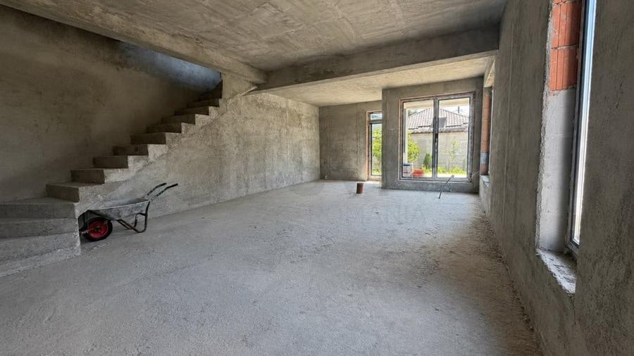 Casă cu 5 camere cu Teren 252 Mp în Central