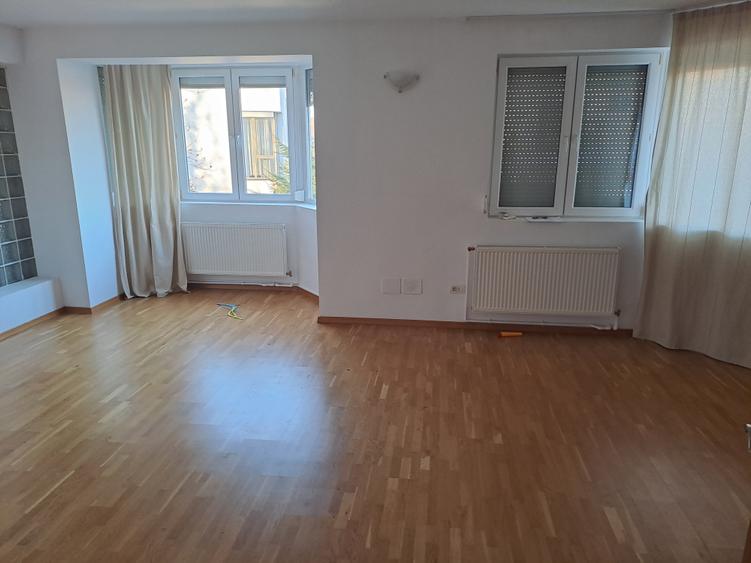 Casă individuală cu 8 camere cu Canalizare în Băneasa