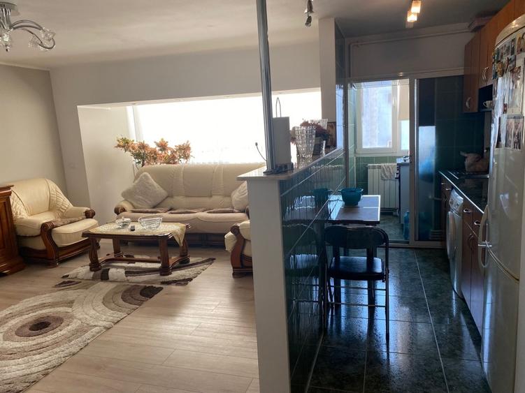 Apartament cu 3 camere decomandat, mobilat în Trocadero
