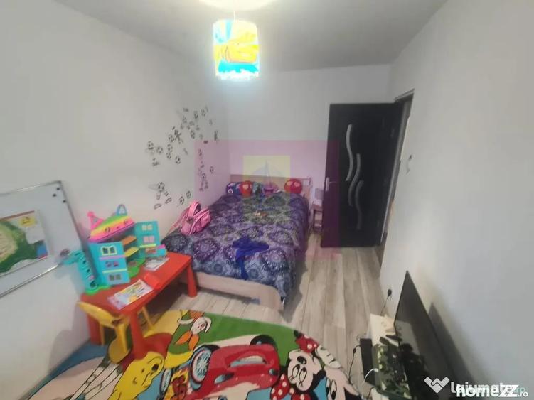 Apartament cu 3 camere semidecomandat în Cuza