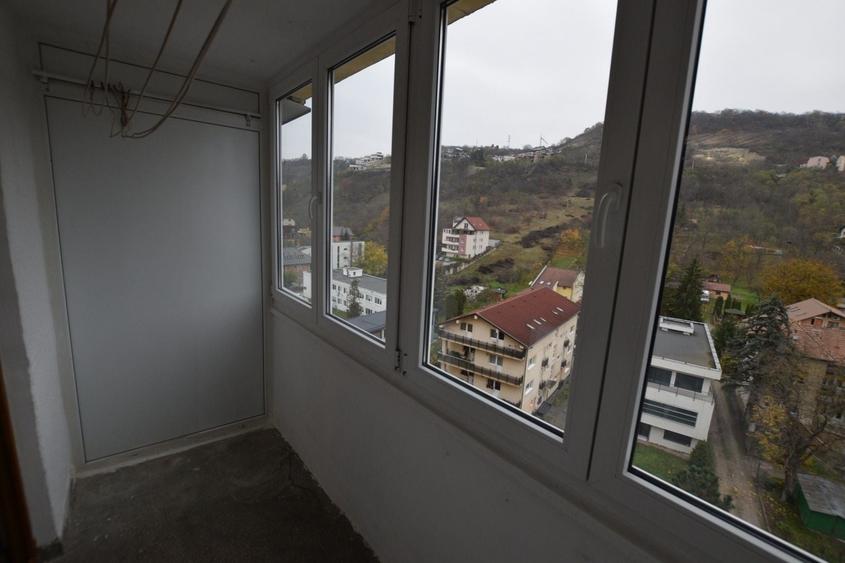 Apartament cu 3 camere semidecomandat în Grigorescu
