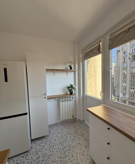 Apartament cu 3 camere semidecomandat, mobilat în P-ța Romană
