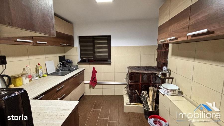 Casă cu 4 camere decomandat în Petros