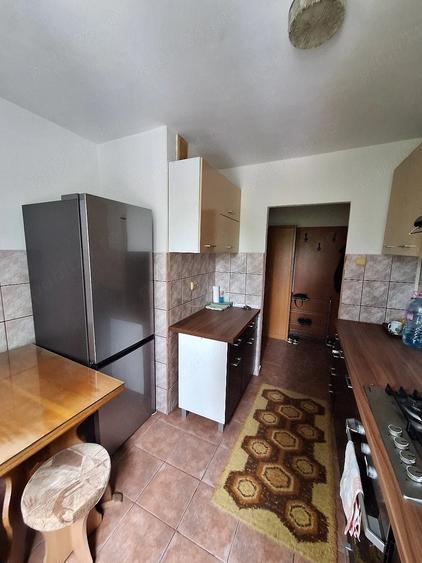 Apartament cu 3 camere semidecomandat, mobilat în Circumvalațiunii
