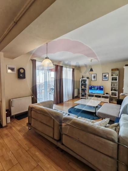 Apartament cu 3 camere decomandat, mobilat în Blumăna