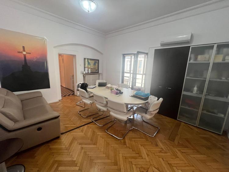 Apartament cu 4 camere decomandat în Capitale
