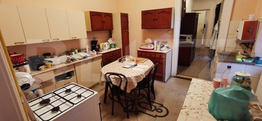 Apartament cu 5 camere semidecomandat, mobilat în Central