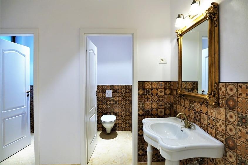 Casă cu 10 camere cu Teren 500 Mp în P-ța Romană