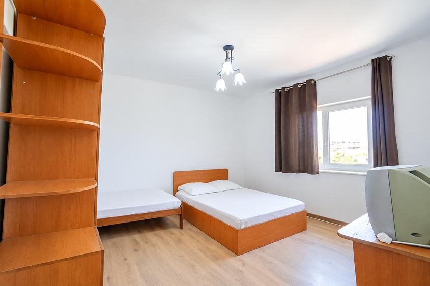 Casă individuală cu 11 camere cu Canalizare în Central