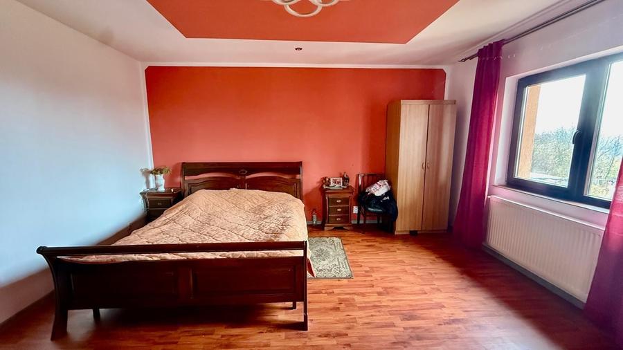 Casă cu 6 camere decomandat cu Teren 1000 Mp în Cug