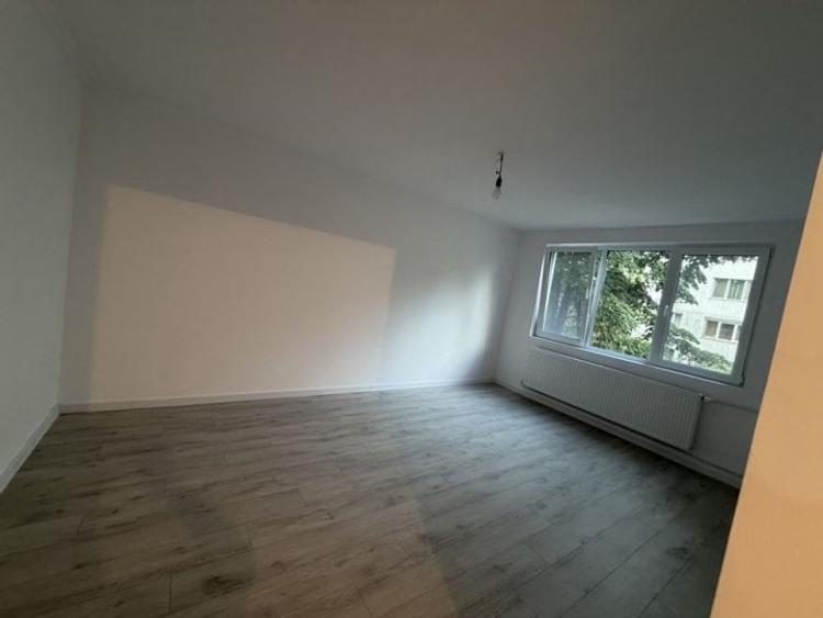 Apartament cu 3 camere decomandat în Drumul Taberei