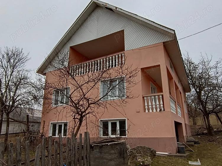 Casă cu 2 camere cu Teren 4442 Mp în Bârsău