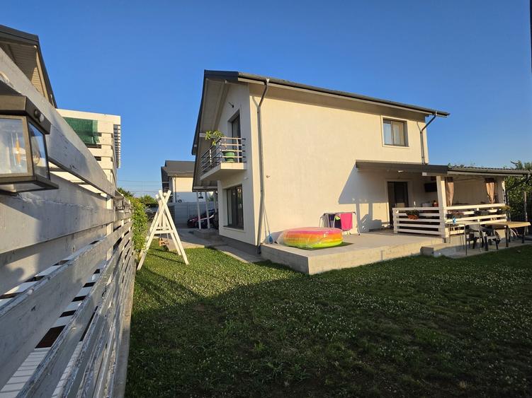 Casă cu 4 camere în Berceni