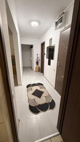 Apartament cu 5 camere decomandat, mobilat în Băneasa