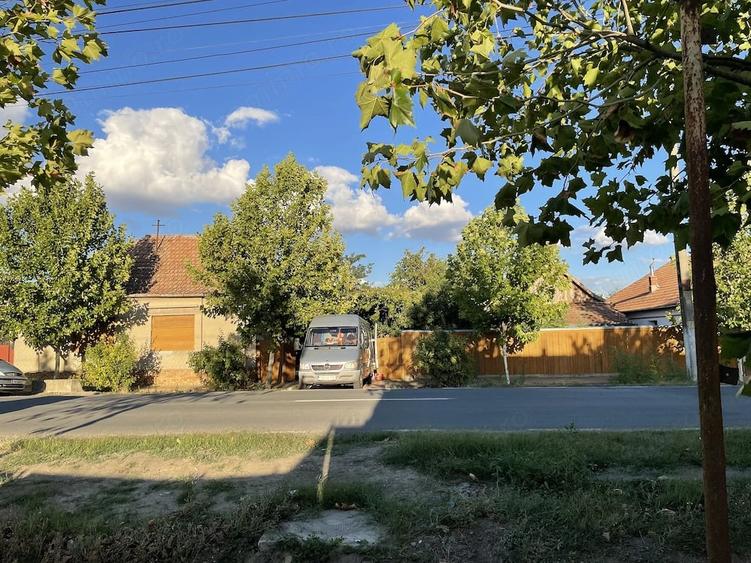 Casă cu 4 camere cu Teren 2500 Mp în Central