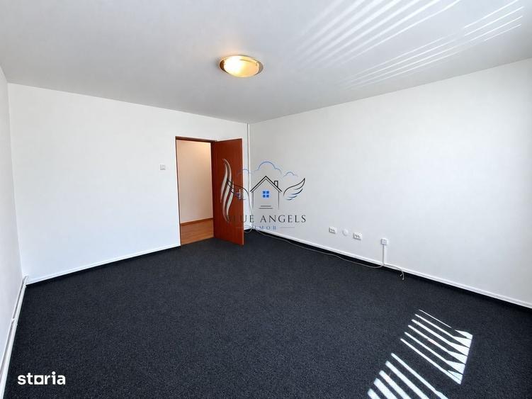 Apartament cu 4 camere semidecomandat în Calea București