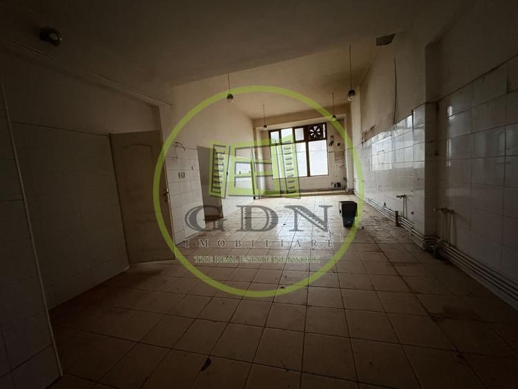 Spațiu comercial, de 600 mp, în Rovine