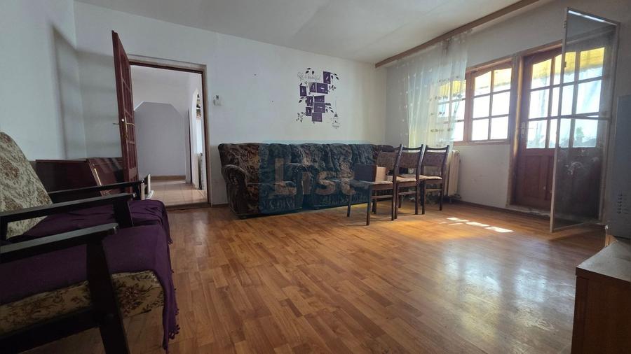 Apartament cu 3 camere semidecomandat în Crihala