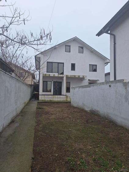 Casă cu 4 camere în Lumina