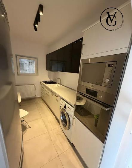 Apartament cu 3 camere semidecomandat, mobilat în P-ța Romană