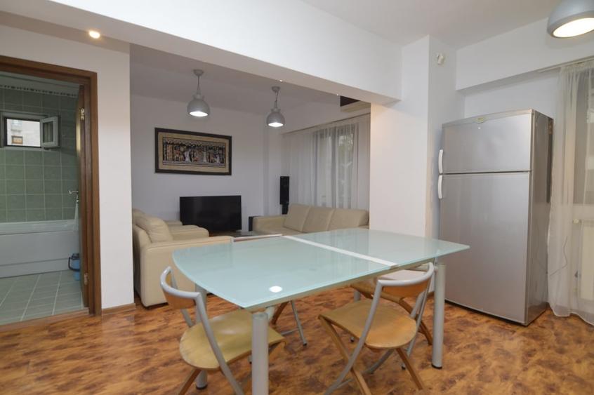 Apartament cu 3 camere decomandat, mobilat în Unirii