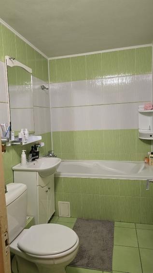 Apartament cu 3 camere decomandat, mobilat în Nicolina