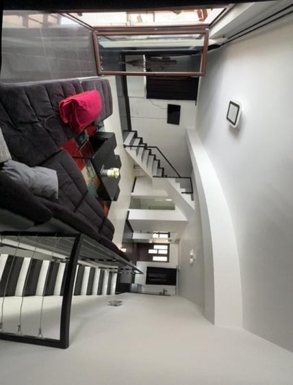 Casă cu 7 camere cu Teren 300 Mp în Est