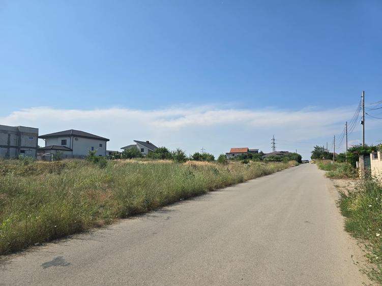 Teren Construcții intravilan de 770 mp, în Lazu