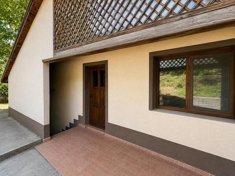 Casă individuală cu 4 camere cu Teren 1330 Mp în Central