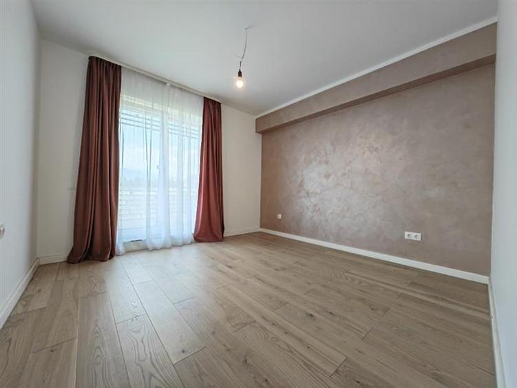 Apartament cu 3 camere decomandat, mobilat în Tractorul