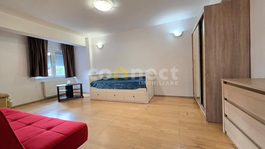 Apartament cu 4 camere decomandat, mobilat în Central