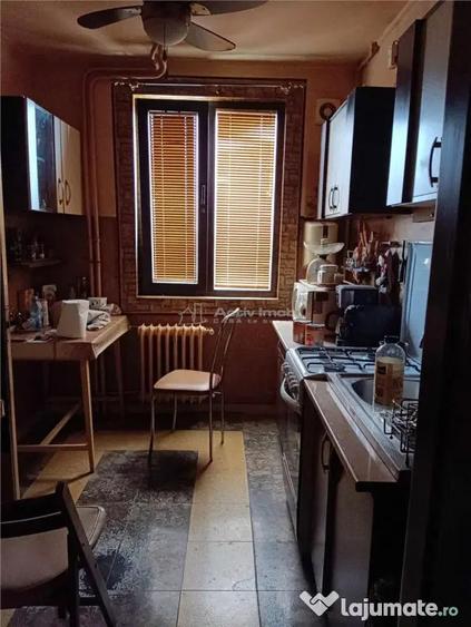 Apartament cu 3 camere semidecomandat, mobilat în Progresul