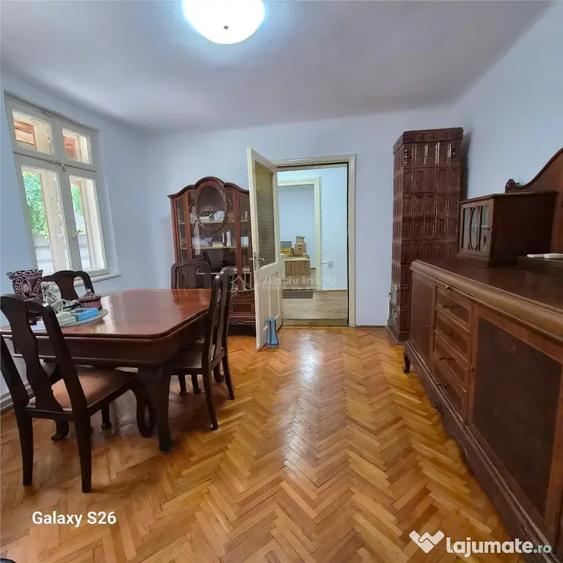 Apartament cu 3 camere semidecomandat în Armeneasca