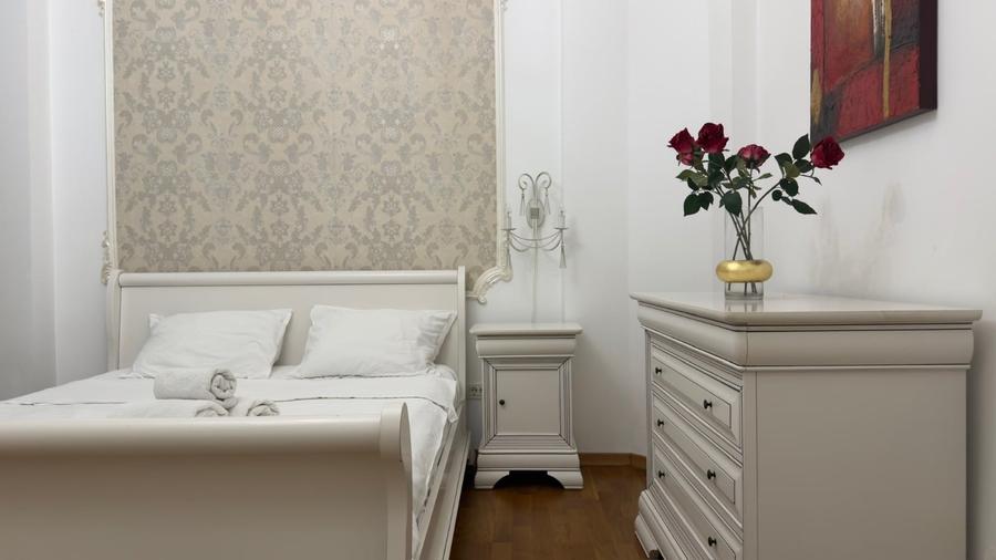 Apartament cu 3 camere semidecomandat în Universitate