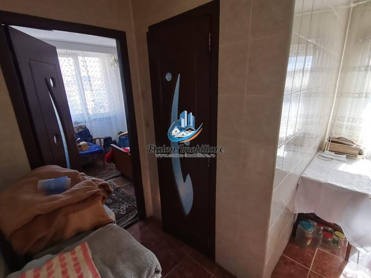 Apartament cu 3 camere semidecomandat în Periferie