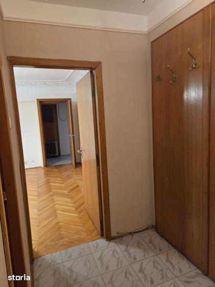 Apartament cu 3 camere semidecomandat în Cotroceni