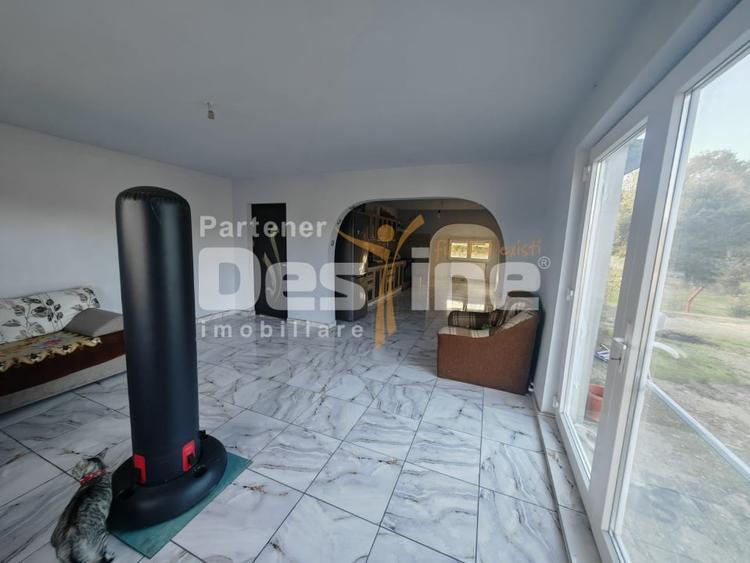 Casă individuală cu 8 camere cu Canalizare în