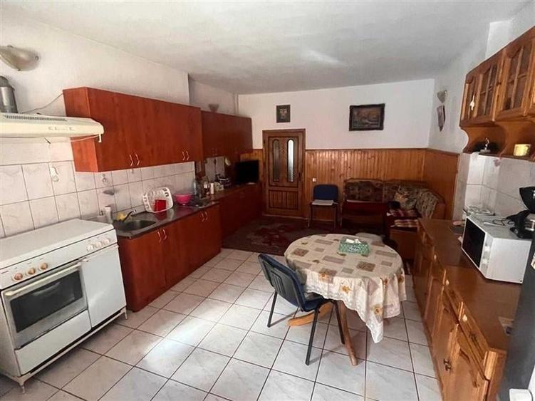 Casă individuală cu 4 camere cu Canalizare în Florilor