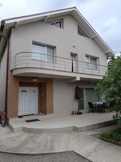 Casă individuală cu 10 camere cu Teren 1000 Mp în Central